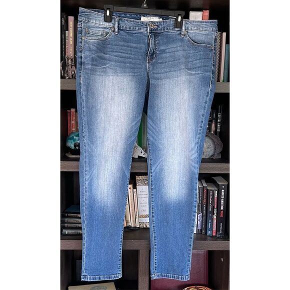 Torrid Denim Medium Wash Straight Leg Jeans Plus Size 20R - Picture 1 of 6